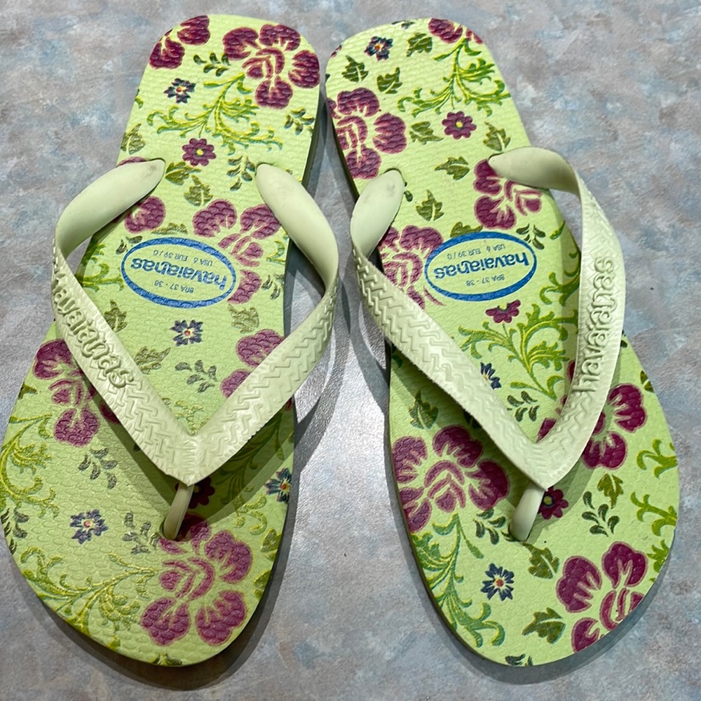 Havaianas green floral flip flops (sz 6 us)